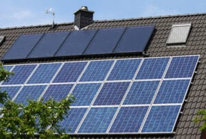 Photovoltaik- und Solarthermie-Module auf einem Hausdach I Lohschmidt Solar- und Energie in 04758 Oschatz I Credits: stock.adobe.com